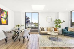 Lumière 3BR Serene Retreat - Views, Parking, Gym, Pool, Sydney